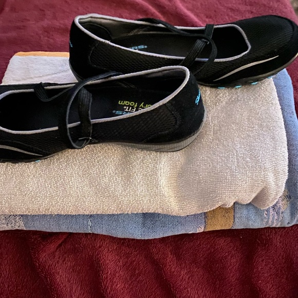 SKECHERS Shoes - Picture 3 of 5